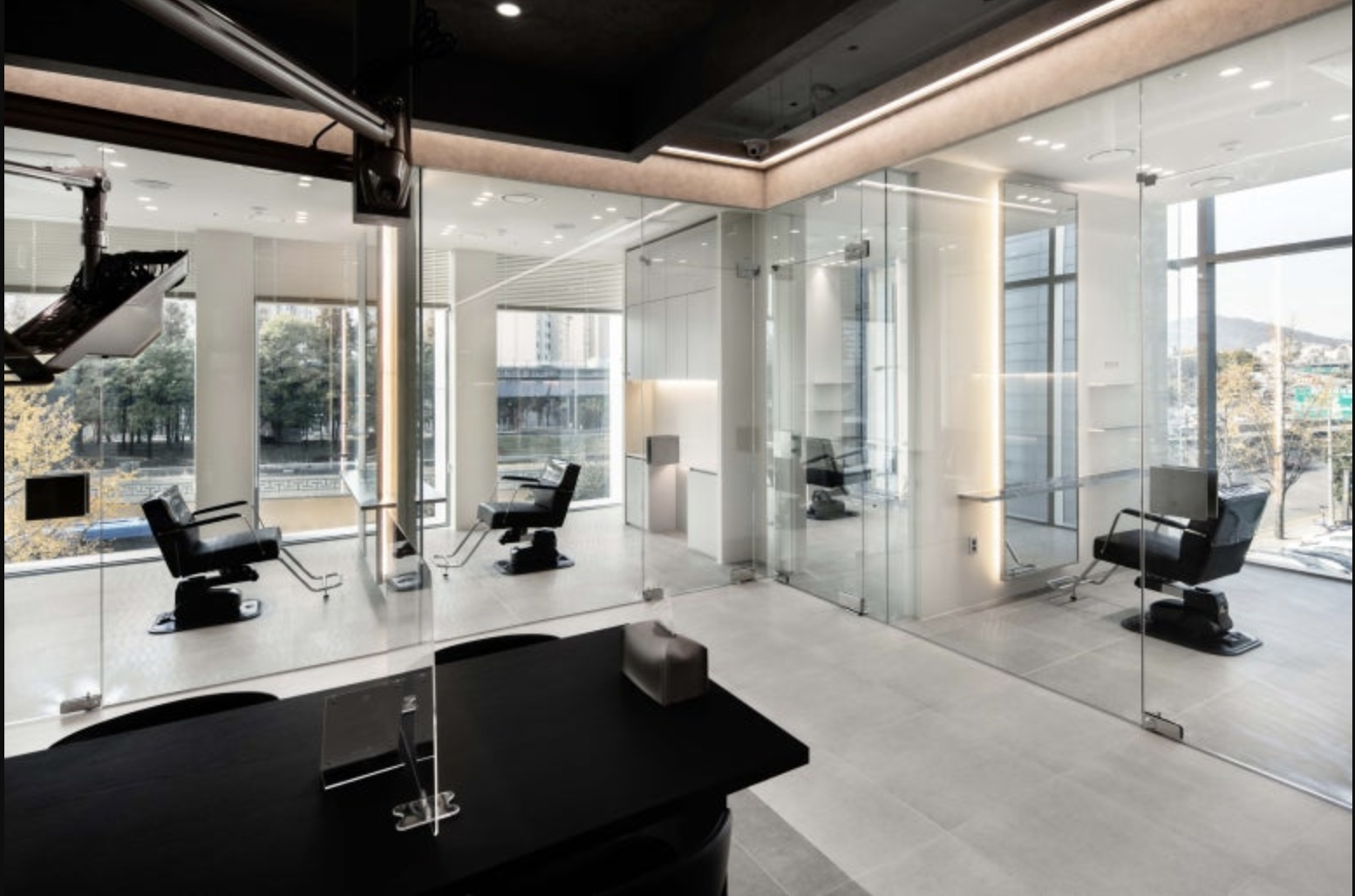 One-person, one-room shared hair salon
